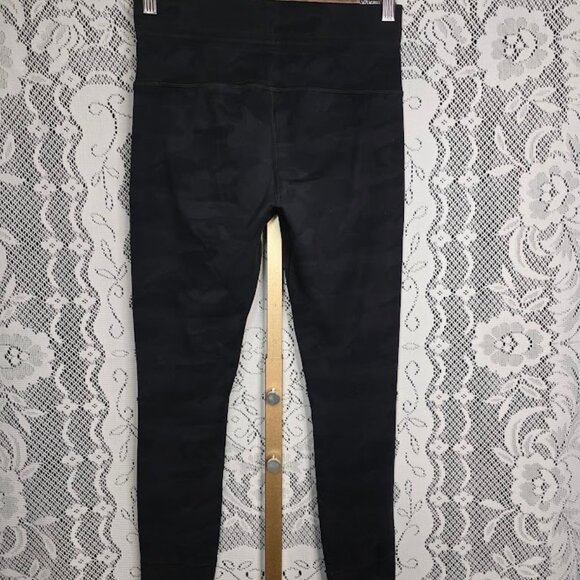 Vuori Daily Legging in Black Camo M - Picture 5 of 11